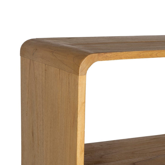 Primer plano de la Estantería moderna en madera mindi Modigo esquinera, resaltando sus bordes curvos y su elegante diseño minimalista con dos estantes visibles.