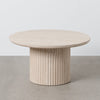 De diseño elegante, la Mesa de Centro en DM y Piedra Sinterizada Beige Odel presenta una base cilíndrica acanalada, que sirve como la pieza central perfecta contra un piso gris y un fondo blanco nítido.