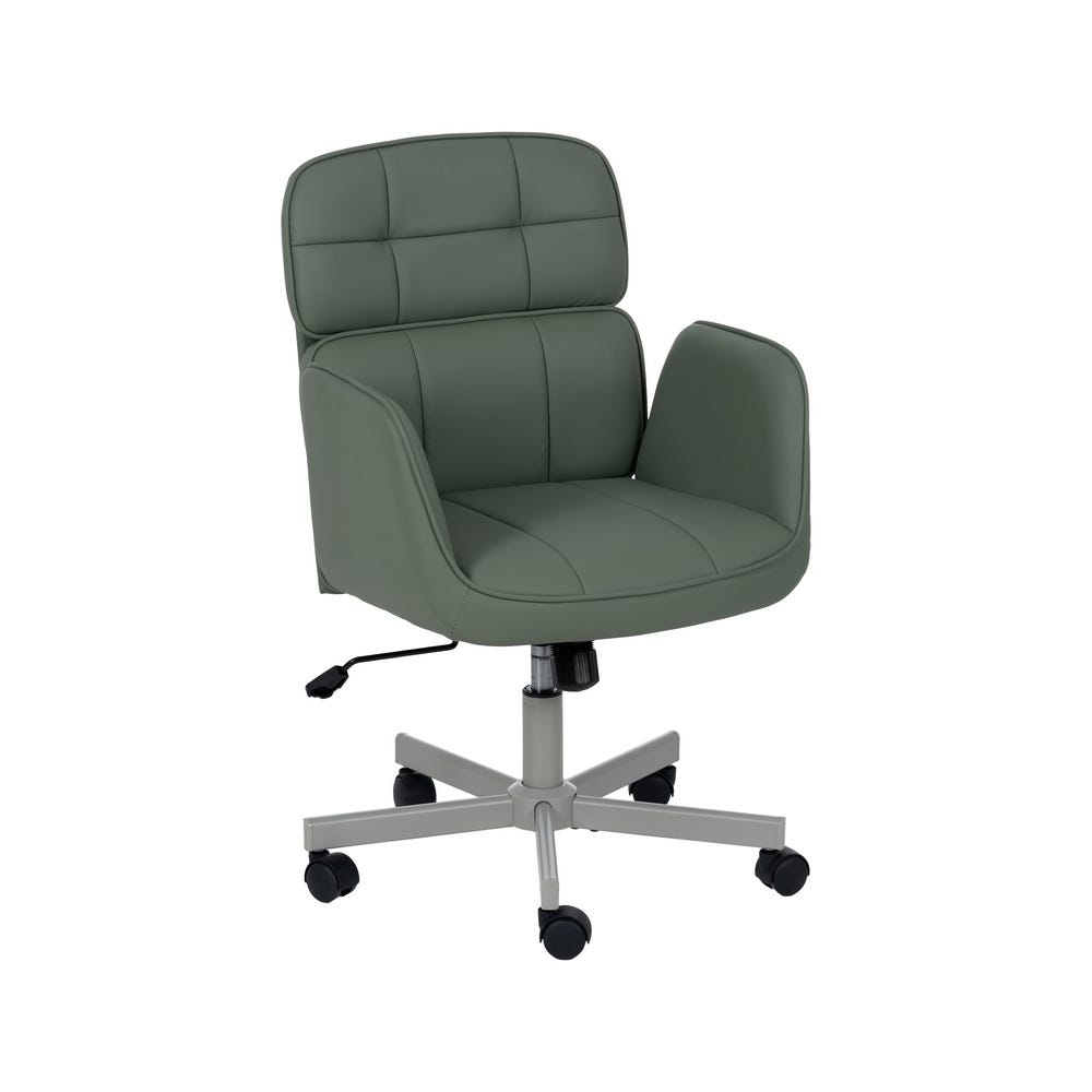 La Silla de Oficina en Símil Piel con Ruedas Wiil es una silla de oficina tapizada en color verde con respaldo y apoyabrazos acolchados. Tiene una base giratoria ajustable en color plata y ruedas de nailon para una movilidad suave.