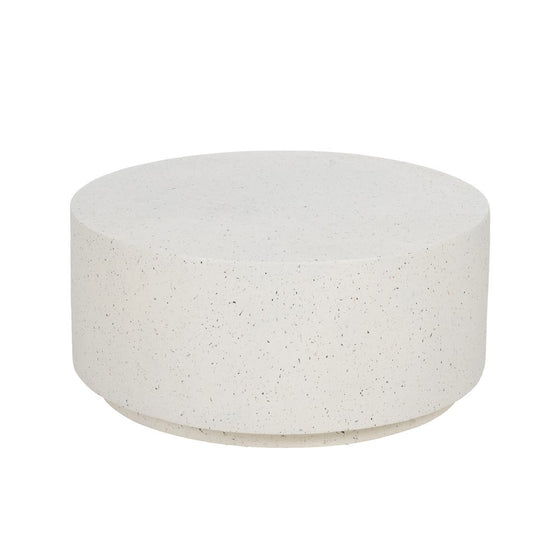 La Mesa de centro en fibra de magnesio blanco 90x90 cm de Fabro destila diseño elegante con su tablero redondo y liso y su superficie texturizada, lo que la hace perfecta sobre un fondo liso.