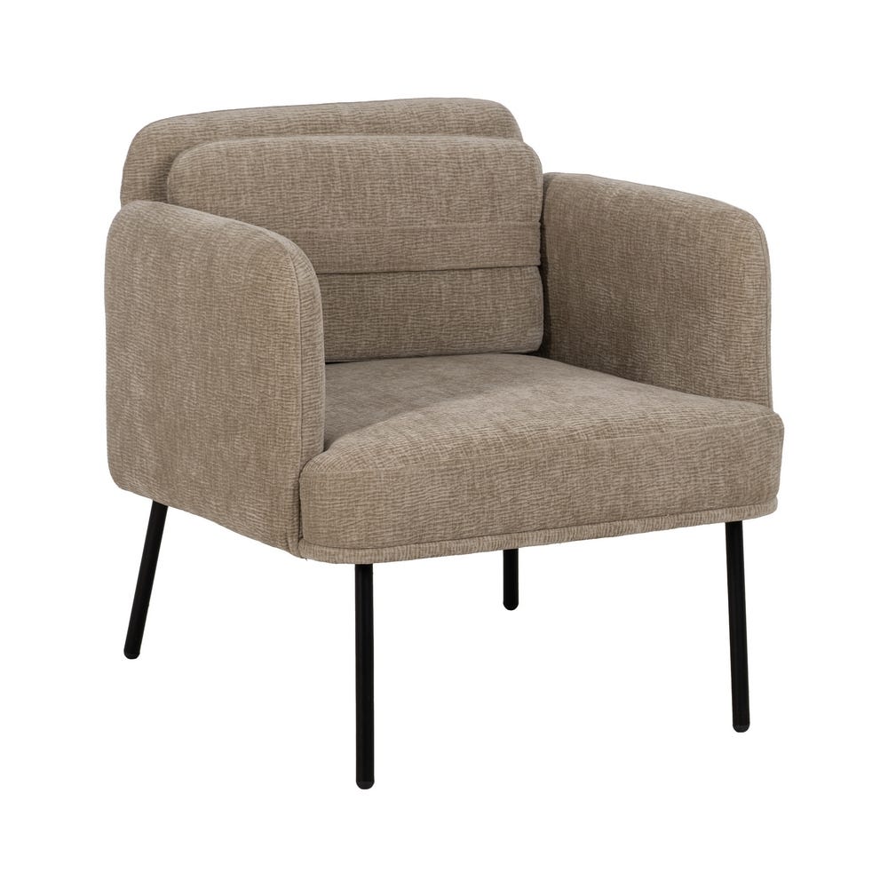 El Sillón en Tejido y Madera Motus, tapizado en color beige con patas metálicas en negro, se integra perfectamente en los salones contemporáneos aportando comodidad diaria a cualquier espacio.
