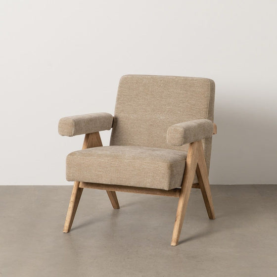 El Sillón en Tejido y Madera Dalian, de diseño moderno, es un sillón acolchado de color beige con patas de madera y apoyabrazos en ángulo. Descansa sobre un piso gris contra una pared blanca, brindando una comodidad excepcional en cualquier espacio.