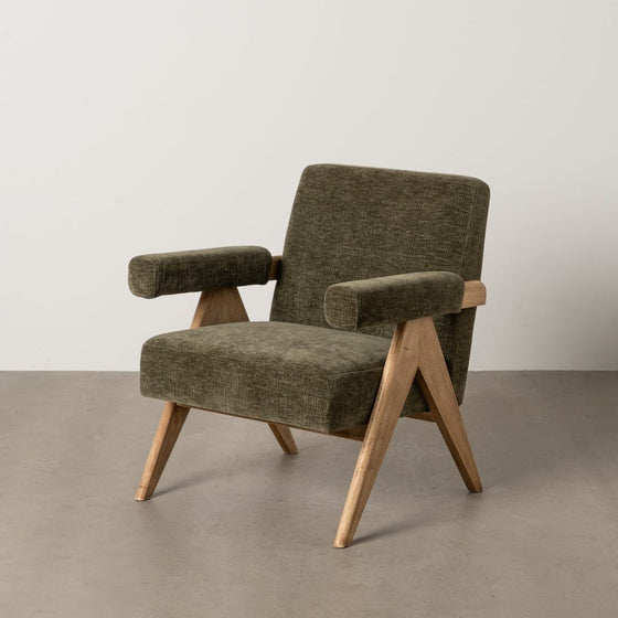 El Sillón en Tejido y Madera Dalian, un sillón de tela verde con patas de madera en ángulo y apoyabrazos, ofrece una comodidad excepcional. Ubicado sobre un piso gris contra una pared blanca, captura el diseño moderno.