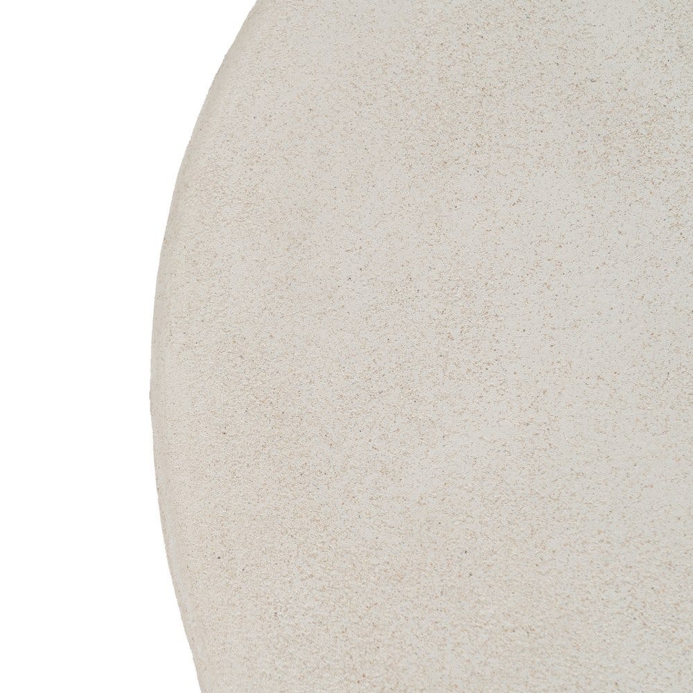 Primer plano de una superficie texturizada y redonda con el borde ligeramente curvado, que encarna la Mesa Auxiliar Cilíndrica en DM Blanco Wilma Ø58 que realza la decoración minimalista con su diseño moderno.