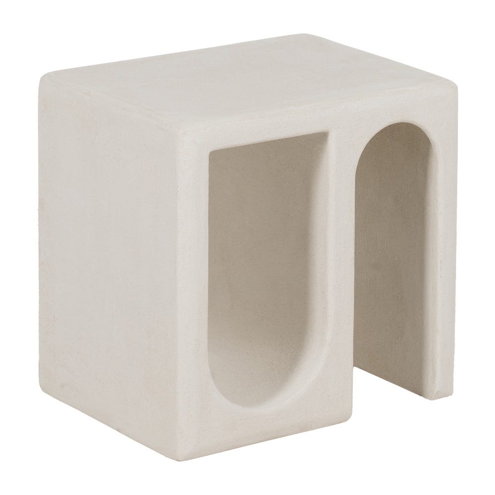 La mesa auxiliar Wilma de MDF blanco presenta un recorte en forma de U, ideal para quienes buscan una decoración elegante.