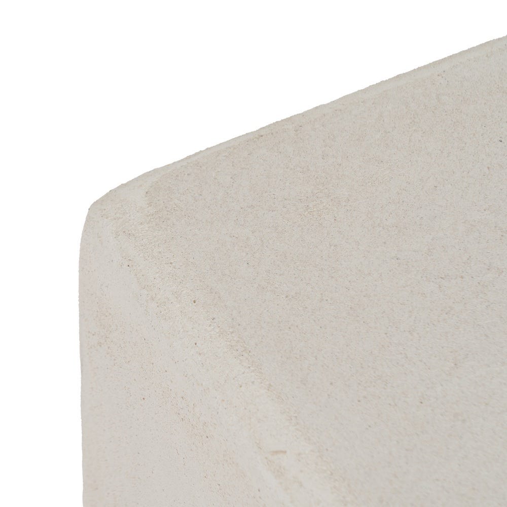 Detalle de la Mesa auxiliar en DM blanca Wilma, perfecta para decoración elegante, presenta cantos suaves y refinados y dos superficies planas. Ideal para agregar un toque contemporáneo a cualquier espacio como CASAPATIO.
