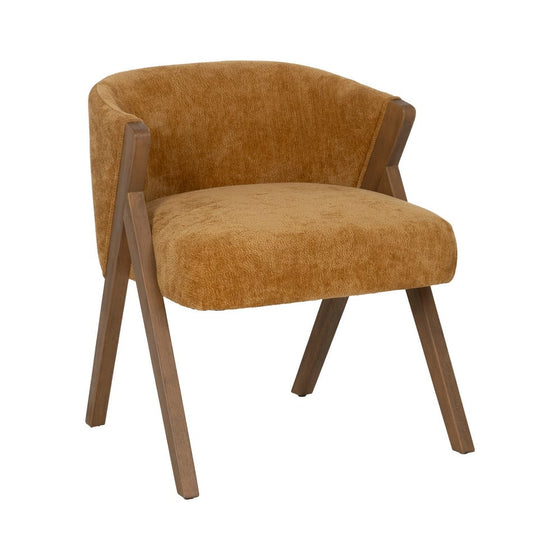 La Silla de Comedor en Madera de Abedul y tapizada Nina presenta un elegante diseño moderno, con asiento y respaldo acolchados color mostaza y patas de madera en ángulo.