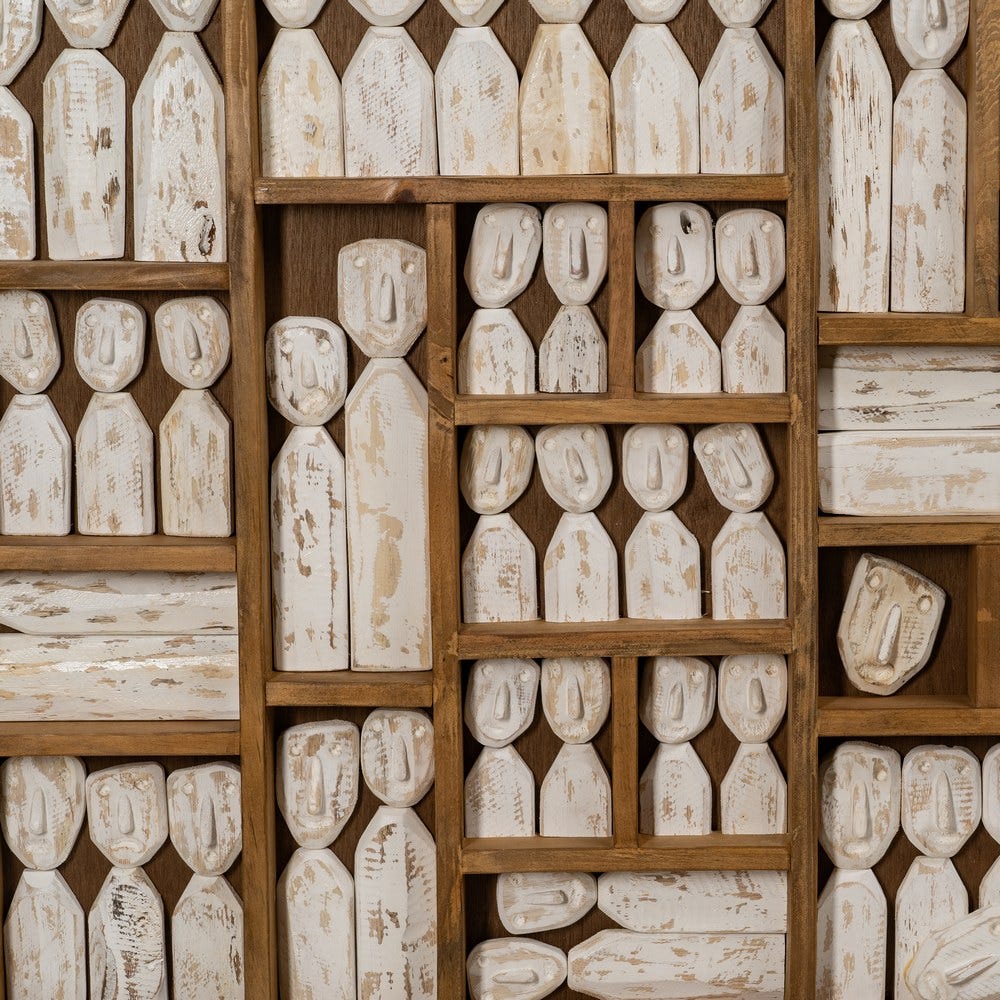 El Mural de Pared en Madera Marrón Geométrico - Nativa presenta figuras blancas talladas y pintadas en secciones geométricas, creando un arte de pared abstracto y llamativo, perfecto para la decoración interior moderna.