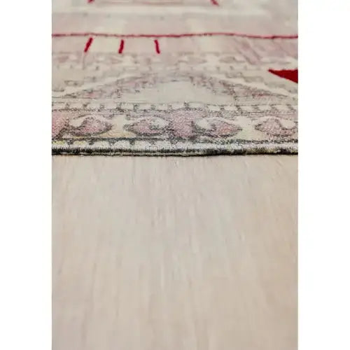 Una Alfombra Dhurrie Algodón en Tonos Cálidos y Granates roja y blanca sobre un piso de madera.