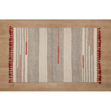  Una Alfombra Exquisita Chenilla Fara con rayas rojas y grises sobre suelo de madera, perfecta para una decoración de interiores moderna.