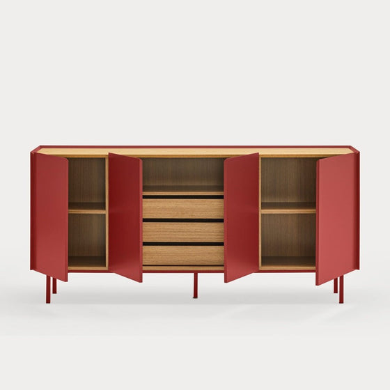 Un moderno mueble de madera con puertas rojas abiertas, que revelan estantes internos, sobre un fondo blanco. Este Aparador Arista 4P3C es ideal para cualquier diseño de interiores.