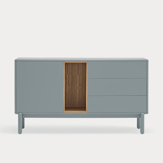 Un moderno Aparador Corvo 1P3C de color gris y madera, con tres cajones a un lado y un armario al otro, que representa un mueble minimalista, sobre un fondo liso blanco.