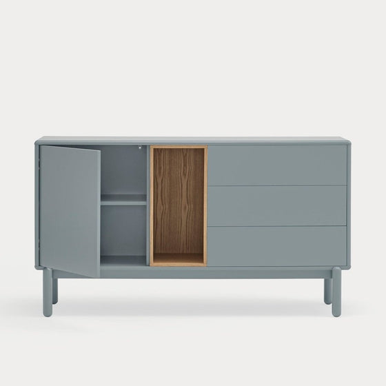 Un moderno Aparador Corvo 1P3C de color azul claro con una puerta abierta que revela estantes interiores de madera, diseñado como un mueble minimalista, sobre un fondo blanco.