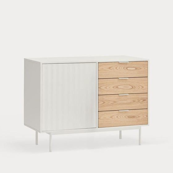 Un mueble moderno con estructura y patas blancas, con una puerta blanca y tres cajones con acabado en madera clara. Este Aparador Sierra 1P4C es perfecto para cualquier espacio contemporáneo.