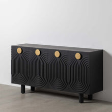  Un moderno Aparador Negro-Oro Madera-Metal Versátil con paneles frontales texturizados y mangos circulares dorados contra un fondo neutro. Este mueble destaca por su diseño contemporáneo.