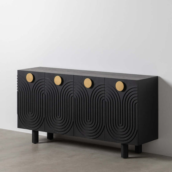 Un moderno Aparador Negro-Oro Madera-Metal Versátil con paneles frontales texturizados y mangos circulares dorados contra un fondo neutro. Este mueble destaca por su diseño contemporáneo.