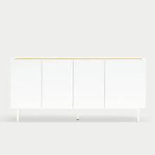  El Aparador bajo con Puertas Arista 4P3C es un aparador minimalista blanco de cuatro puertas, con un diseño limpio. Su diseño moderno y su almacenamiento versátil lo hacen ideal para espacios contemporáneos.