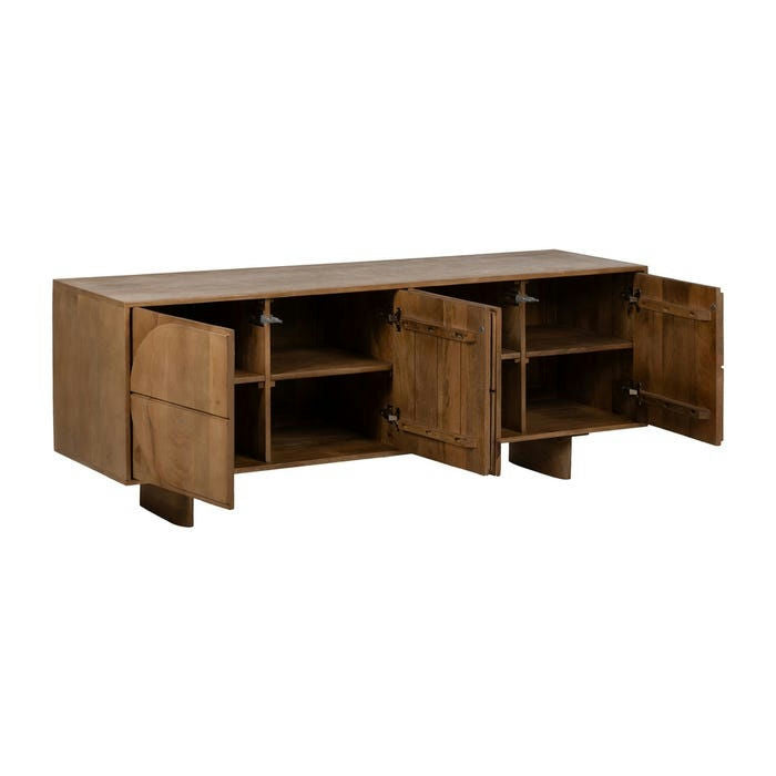 El Aparador Bajo en Madera de Mango Miel es un impresionante aparador con puertas abiertas que revelan estantes espaciosos y compartimentos de almacenamiento para todas sus necesidades de almacenamiento.
