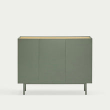  El Aparador pequeño con Puertas Arista 3P3C presenta un diseño minimalista verde con tres puertas y patas elegantes, que brindan un almacenamiento elegante. Su interior de madera clara realza el diseño contemporáneo sobre un fondo liso.