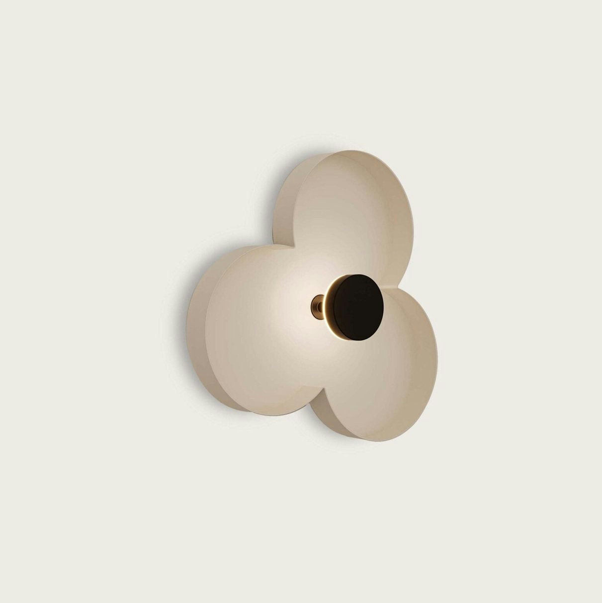 El Aplique de pared Oket es una lámpara de pared contemporánea que presenta un diseño en forma de flor con tres pétalos redondeados superpuestos y un círculo negro central, integrando a la perfección la tecnología LED para darle un toque elegante a cualquier habitación.
