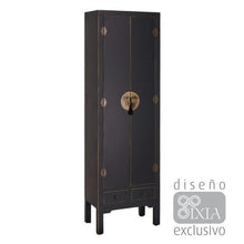  El Armario 2 puertas y 2 cajones negro 55x33x185 cm es un mueble alto de madera negra con dos puertas, dos cajones inferiores, tiradores redondos de latón y detalles en metal dorado. Su texto y logo "diseño exclusivo" a la derecha le confieren un diseño oriental para un almacenaje práctico y elegante.