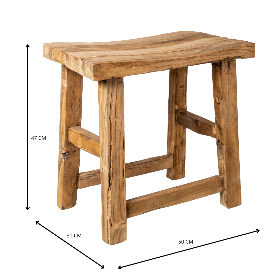 La Banqueta Rústica en Madera Sadel, de diseño rústico y asiento curvo, mide 47 cm de alto, 30 cm de fondo y 50 cm de ancho. Sus dimensiones se muestran con flechas indicativas.