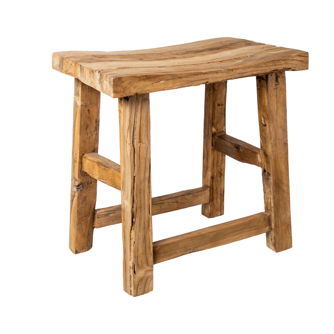 La Banqueta Rústica en Madera Sadel, con asiento rectangular ligeramente curvado y cuatro patas robustas, destaca sobre fondo blanco por su diseño sencillo y natural.