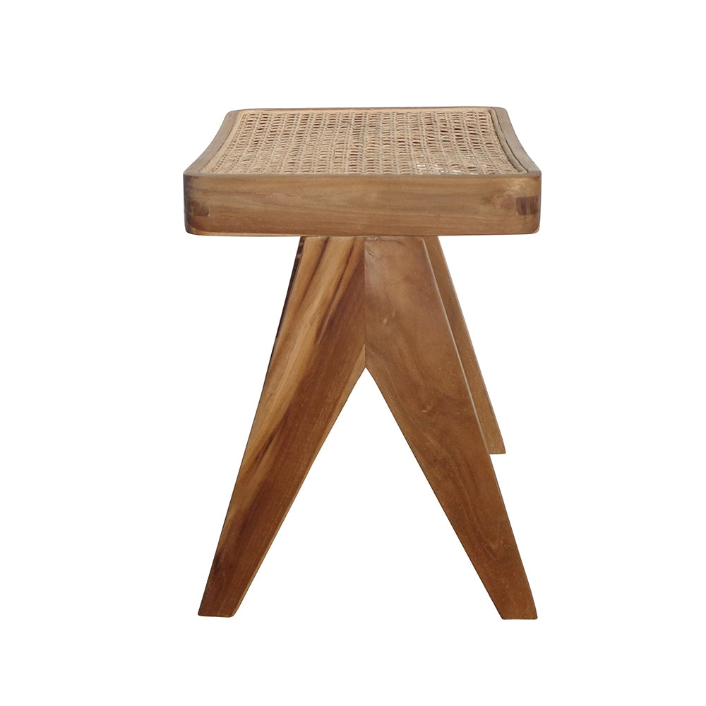 La Banqueta en Madera de Teca y Ratán Double AA, con patas anguladas y diseño minimalista, se muestra de perfil sobre fondo blanco.