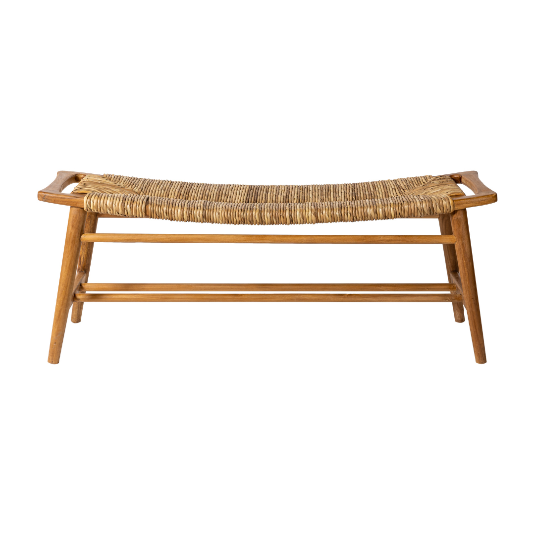 La Banqueta de Madera de Teca y Ratán Anyam (120 cm), con patas en ángulo y asiento de ratán, está fotografiada sobre un fondo blanco.