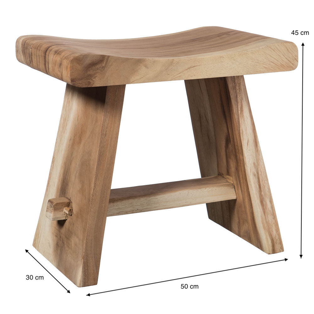 Presentamos el Taburete bajo madera meh 50x30 Sate, un taburete de madera elaborado con madera de alta calidad, que presenta un diseño minimalista con asiento curvado y patas en ángulo, con unas medidas de 45 cm de alto, 50 cm de ancho y 30 cm de fondo.