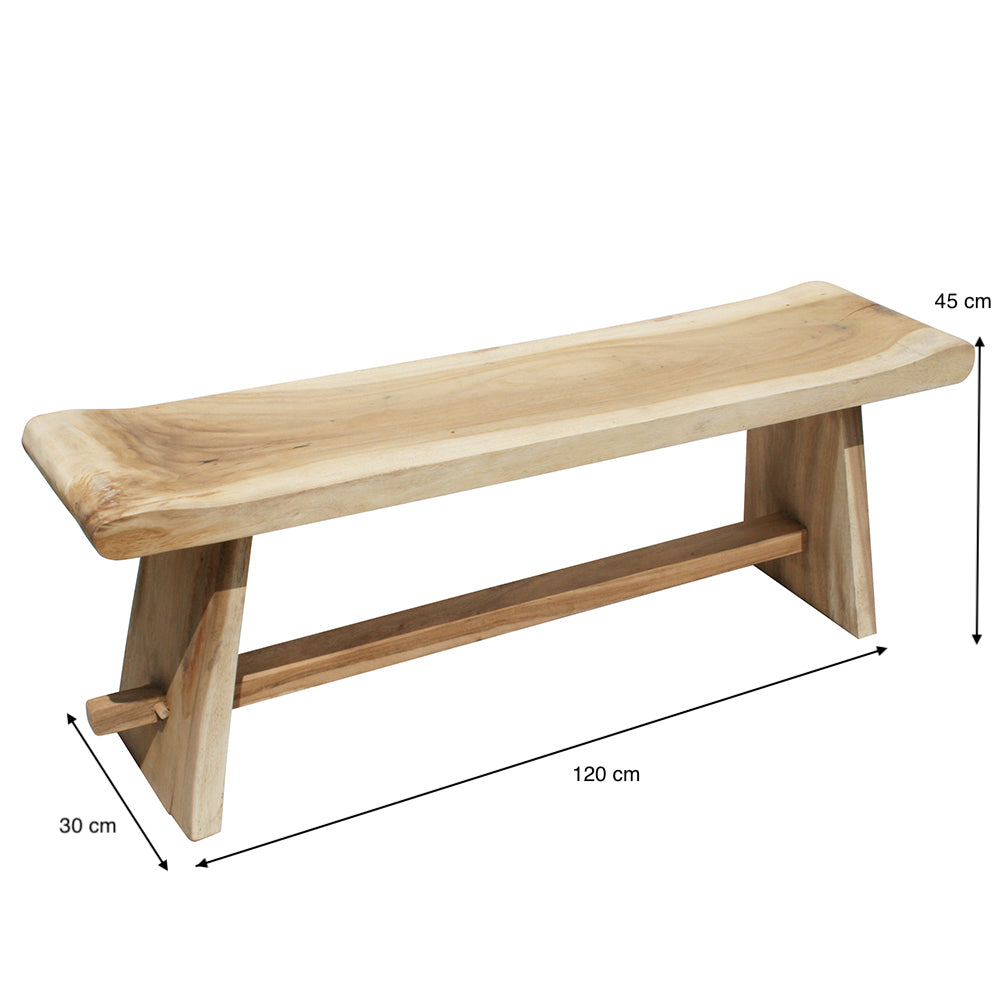 La Banqueta en Madera de Meh Sate, de madera maciza, destaca por su diseño rústico con asiento curvo, patas anguladas y barra de soporte. Sus medidas son 120 cm de largo, 30 cm de ancho y 45 cm de alto.