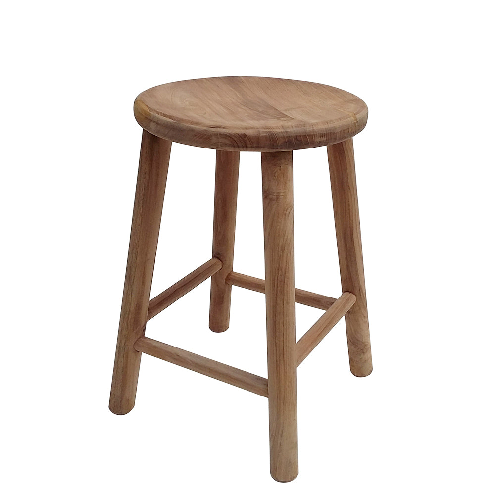El taburete bajo de madera de teca Kitchen Med es un taburete de madera con un asiento redondo y cuatro patas conectadas por soportes horizontales, lo que lo hace perfecto como taburete de cocina. Fabricado en teca duradera, encarna un diseño funcional que combina a la perfección el estilo con la practicidad.