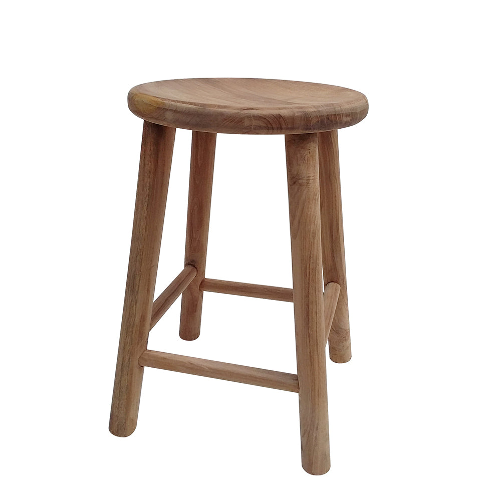 El Taburete bajo de madera de teca Kitchen Med cuenta con un asiento redondo hecho de madera de teca duradera, con cuatro patas resistentes conectadas por barras de soporte funcionales.