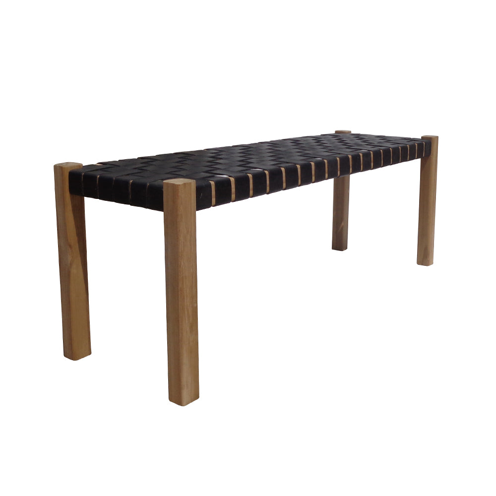 La Banqueta en Madera de Teca y Cuero Zoe Black (120 cm), con cuatro patas cuadradas y asiento de cuero tejido negro, destaca por su diseño atemporal y aporta elegancia discreta a cualquier espacio.