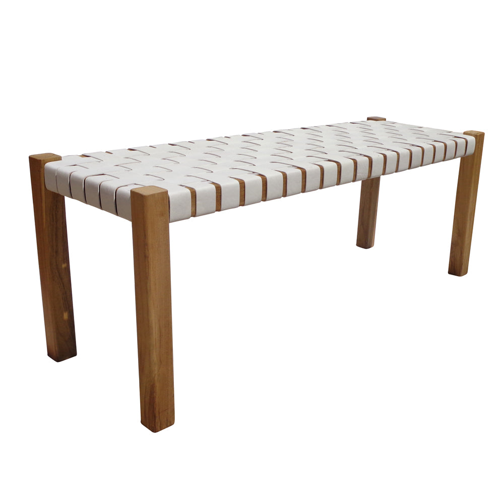 Banco denominado "Banqueta en madera de teca y cuero Zoe White (120 cm)" con cuatro patas rectas de madera de teca y asiento de cuero tejido blanco, inspirado en el diseño de la Banqueta Zoe White.