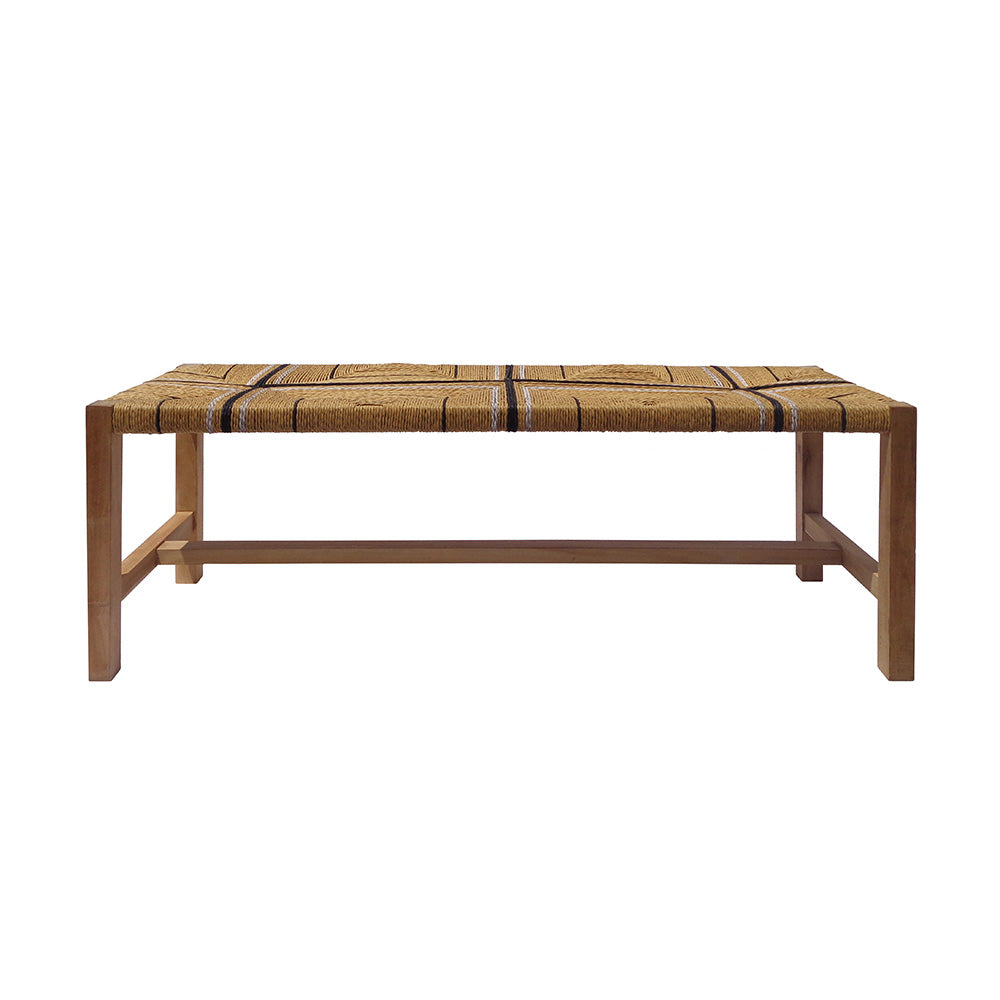 La Banqueta en Madera de Teca y Ratán Korea, con asiento tejido y rayas horizontales, fotografiada sobre fondo blanco, destaca por su diseño moderno rústico.