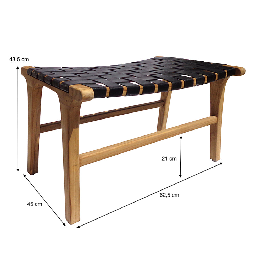La Banqueta en Madera de Teca y Cuero Zoe Blanck (62cm) combina un marco de teca con asiento de cuero negro, fusionando diseño contemporáneo y confort. Medidas: 43,5 cm de altura. asiento, 45 cm de altura. total, 21 cm prof., 62,5 cm ancho.