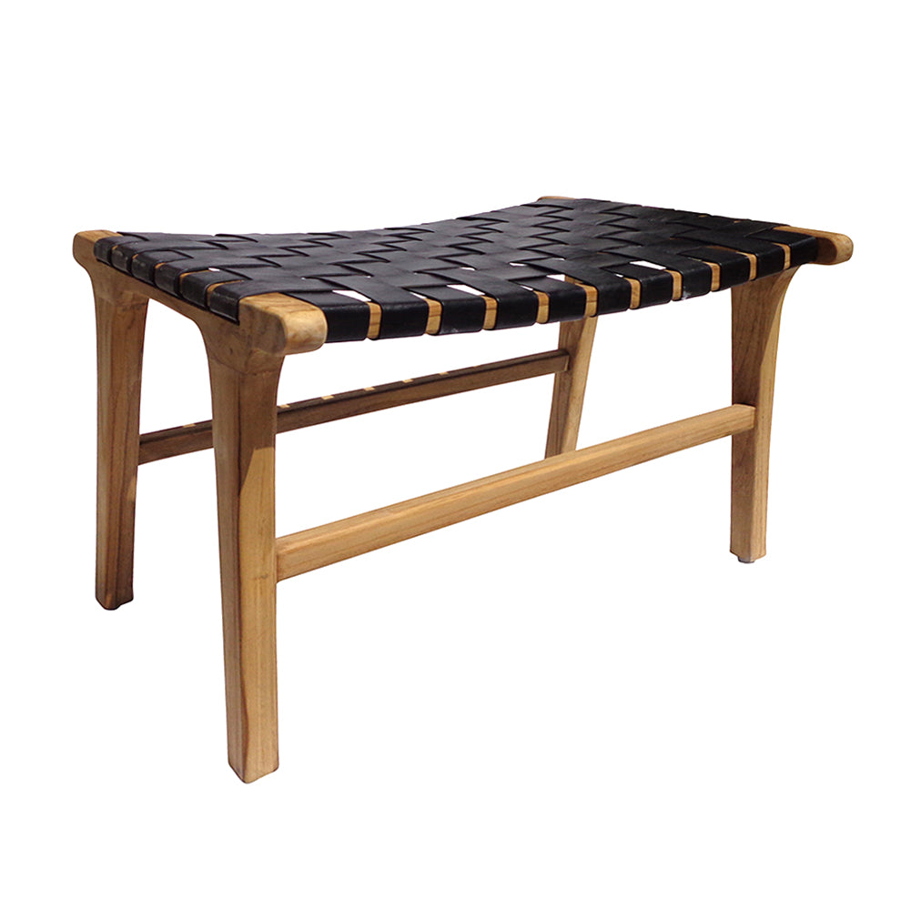 La Banqueta en Madera de Teca y Cuero Zoe Blanck (62cm) combina asiento tejido en cuero negro y cuatro patas rectas, aportando diseño contemporáneo a interiores modernos.
