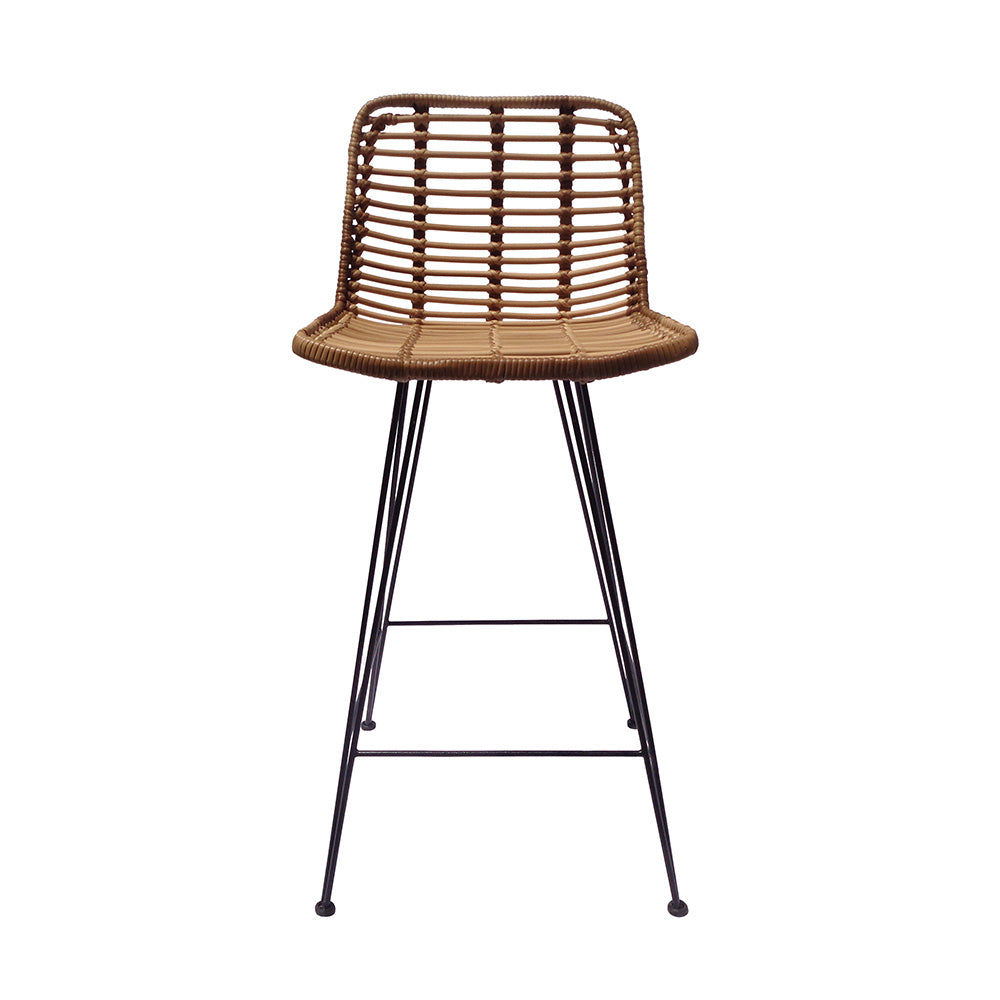 El Taburete alto en ratán sintético y hierro IAGO SINTETIC presenta un taburete de bar de mimbre con asiento redondo y base de metal sobre cuatro patas delgadas y en ángulo, elaborado en un elegante estilo moderno utilizando ratán sintético duradero.