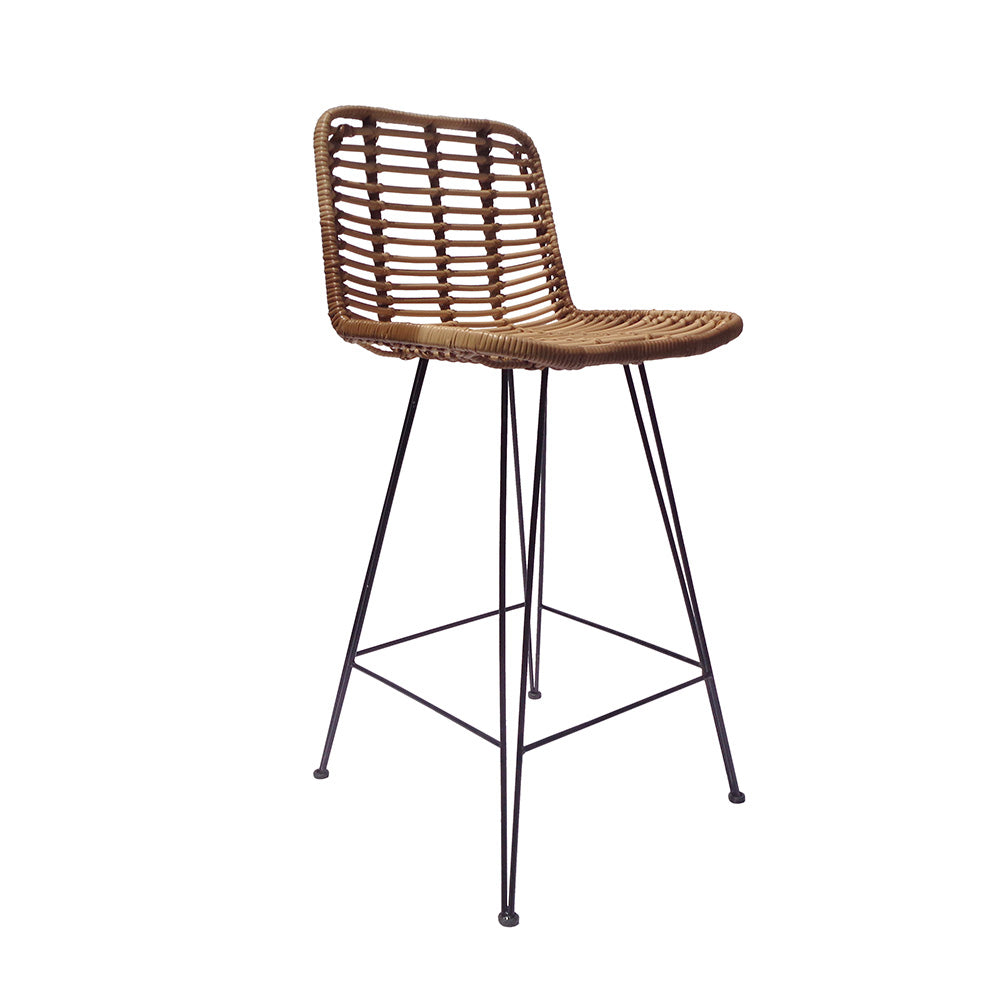 El Taburete alto en ratán sintético y hierro IAGO SINTETIC muestra un ambiente moderno con su diseño estilo ratán, patas de metal negro y asiento y respaldo tejidos sobre un fondo blanco.