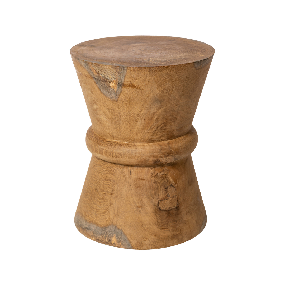 El Puff de madera teca natural Pita cuenta con una forma de reloj de arena y una superficie lisa, elaborada con madera de teca duradera para un diseño único.
