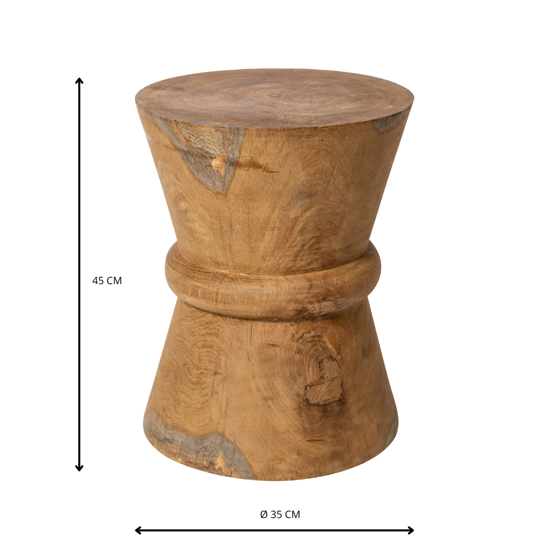 El Puff de madera teca natural Pita es un taburete cilíndrico de madera con acabado natural, elaborado a partir de duradera madera de teca, con unas medidas de 45 cm de alto y 35 cm de diámetro.