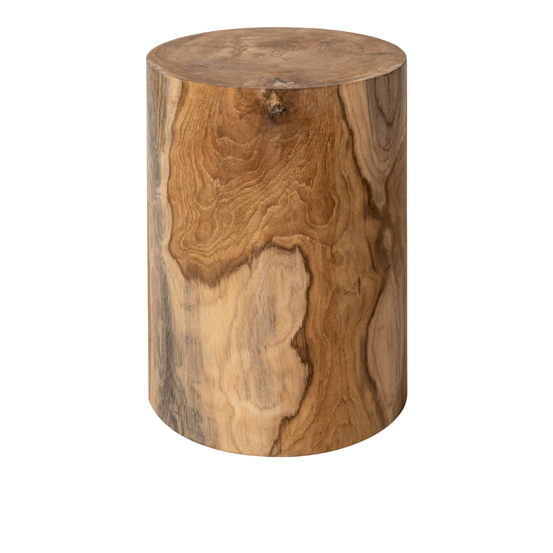 El "Puff redondo en madera de teca Cilinder" es un taburete redondo de madera elaborado con una exquisita teca, que presenta un patrón de vetas naturales.