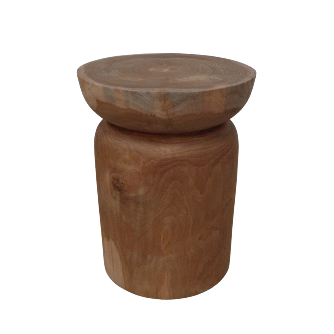 El Puff redondo en madera de teca natural Bubutan, con base cilíndrica y tapa plana redonda, añade estilo contemporáneo a cualquier espacio como pieza decorativa.