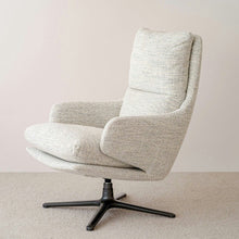  La Butaca Giratoria en Mezclilla Beige Claude, con un tapizado gris moderno con un respaldo alto y asientos acolchados sobre una elegante base de metal negro, complementa perfectamente la alfombra Mezclilla Beige Claude.