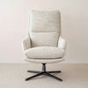 La Butaca Giratoria en Mezclilla Beige Claude es un elegante sillón giratorio de color gris claro con respaldo alto y apoyabrazos. Se apoya elegantemente sobre una base de metal negro, combinando estilo y comodidad.