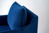 Deléitese con la elegancia de la Butaca en Terciopelo Azul Noche Helia, que presenta un lujoso cojín que encarna lujo y comodidad sobre un fondo blanco inmaculado.