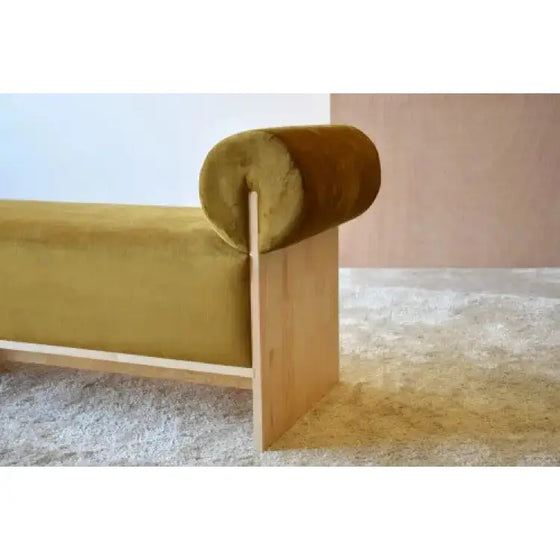 Un Banco Elegante Terciopelo Verde-Dorado - Colección Natural Chic con un asiento de terciopelo amarillo vibrante.