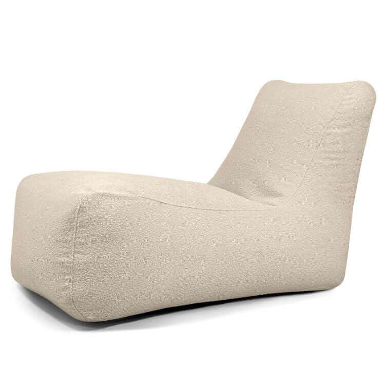 El Bean Bag Lounge sofá Madu es un moderno sillón sin brazos de color beige con asiento bajo, respaldo en ángulo y tapicería de tela texturizada para mayor comodidad y estilo contemporáneo.