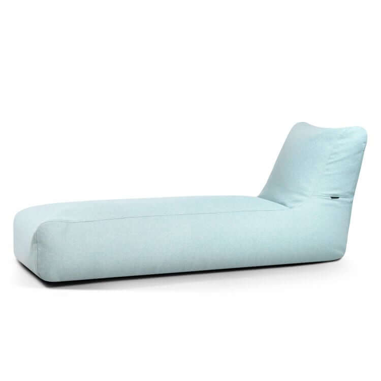 El Bean Bag Sunbed Riviera - uso exterior cuenta con una tapicería azul claro, una base rectangular baja y un respaldo en ángulo, combinando comodidad y estilo para relajarse al aire libre o mejorar la decoración de su patio.